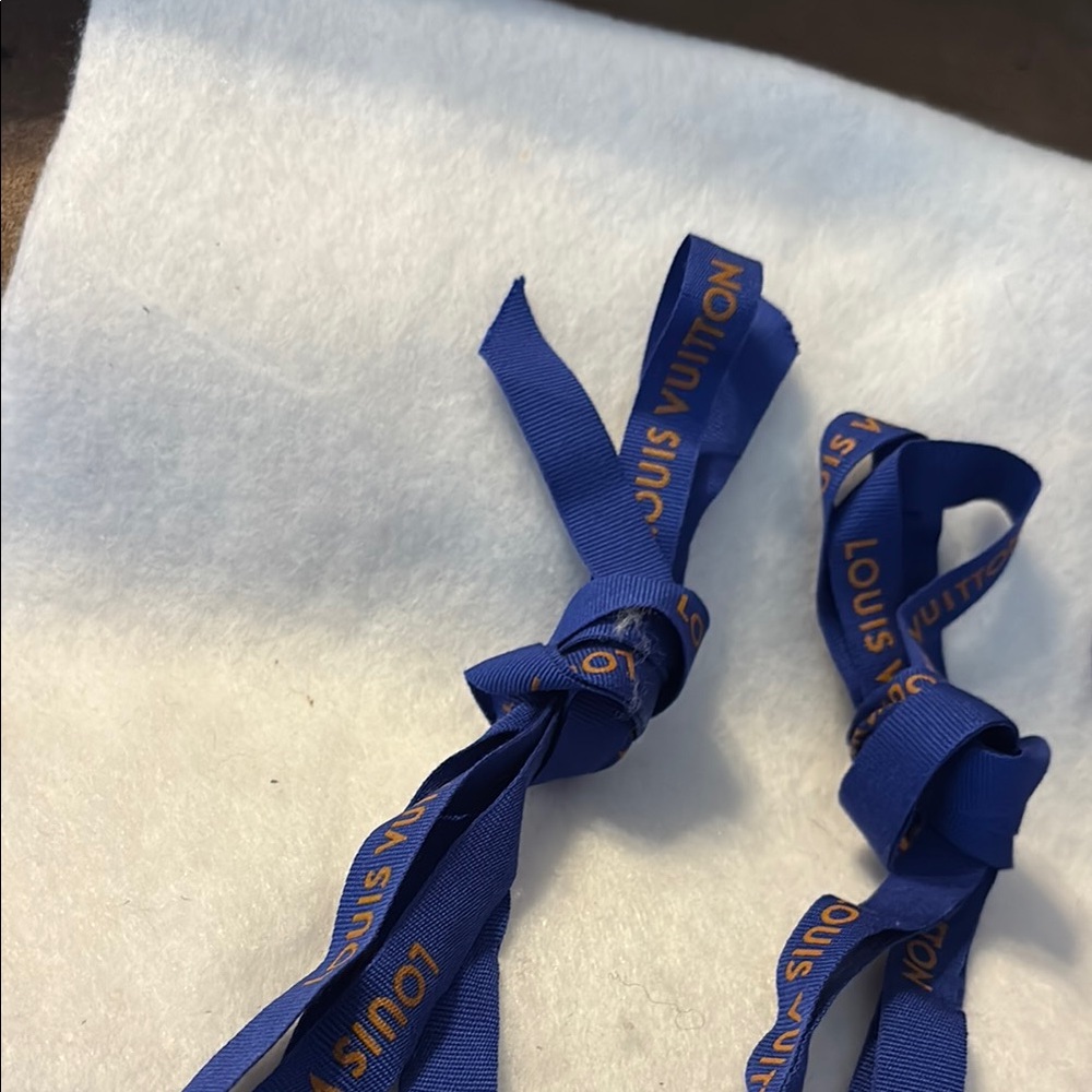 Louis Vuitton Blue Ribbon Set - Picture 6 of 8
